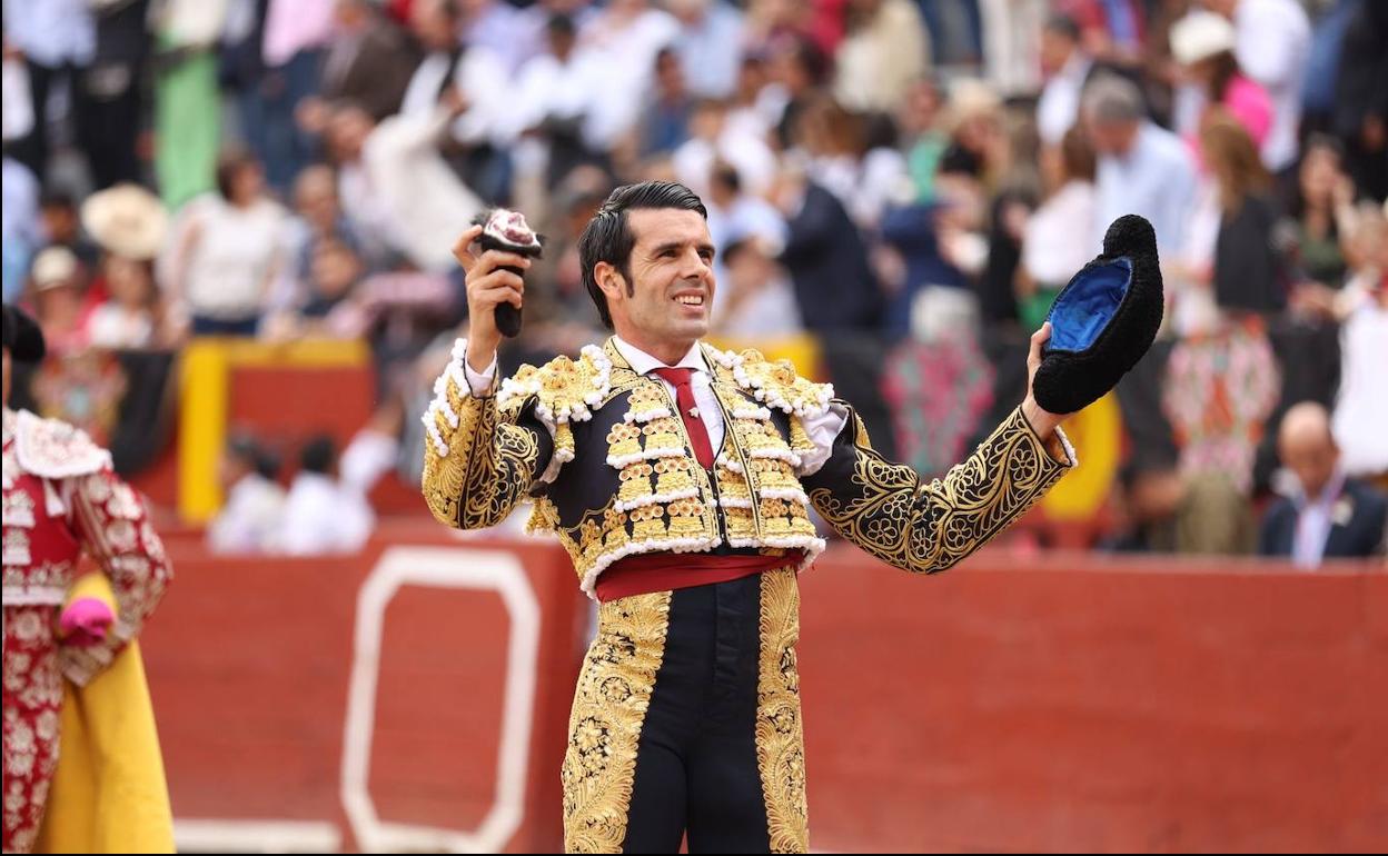 Imagen de archivo de Emilio de Justo mostrando el trofeo de una faena. 