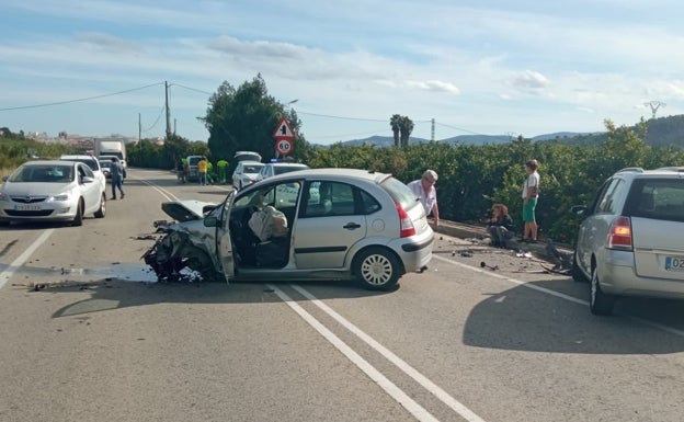 Imagen principal - Dos imágenes de cómo han quedado los vehículos afectados y el remolque del servicio de Parques y Jardines, que también se ha visto implicado. 