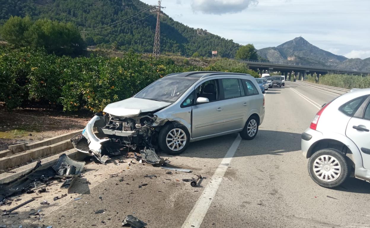 Tres heridos al chocar tres coches en la carretera de Barx de Gandia