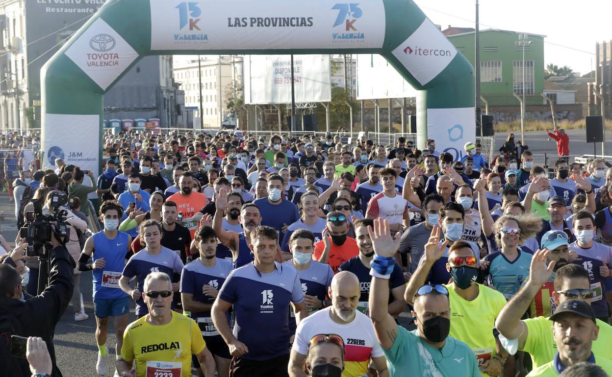 Corredores toman la salida en la pasada edición. 