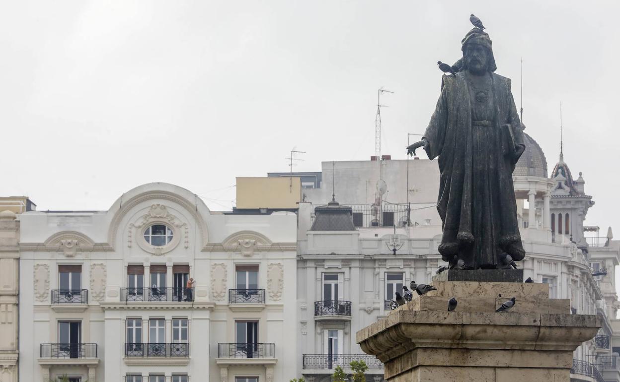 Estatua de Vinatea en la plaza del Ayuntamiento. 