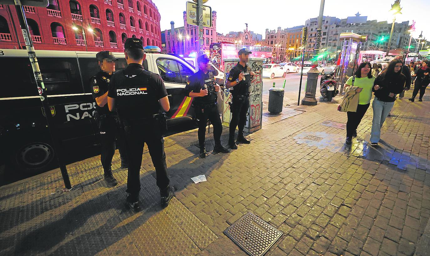 Policías nacionales vigilan el centro de Valencia el pasado fin de semana tras varias peleas registradas entre jóvenes.