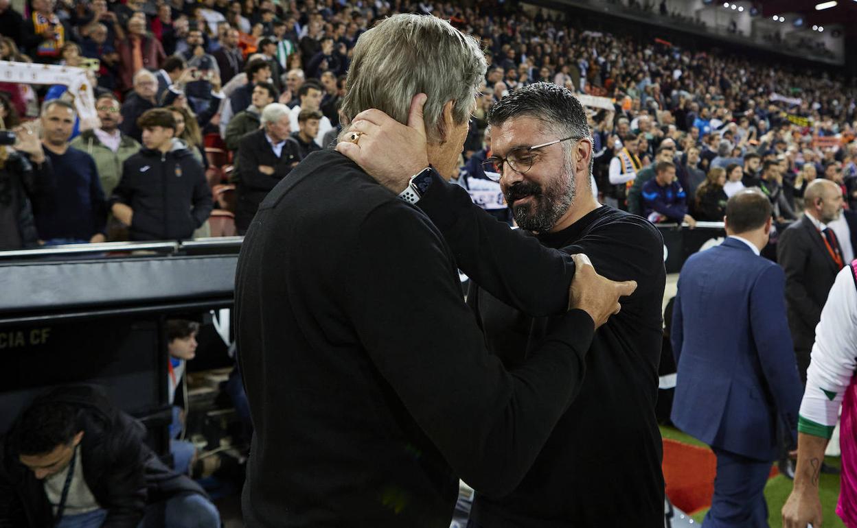 Gennaro Gattuso da la bienvenida a su colega Pellegrini antes del partido contra el Betis. 