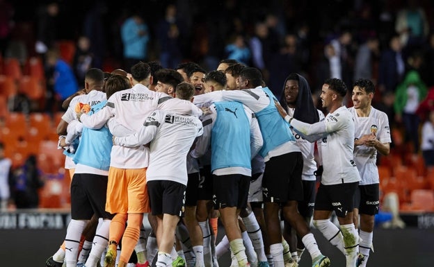 El Valencia celebra la victoria ante el Betis unido. 