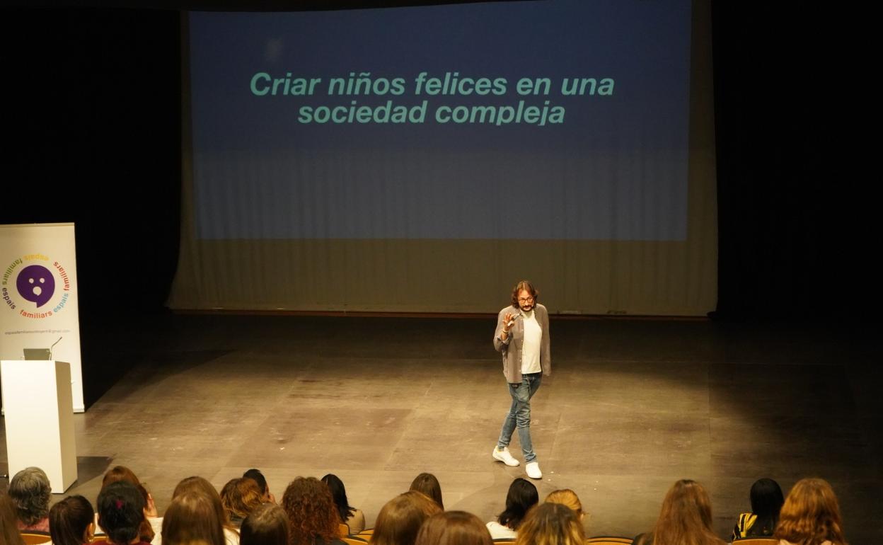 El psicólogo Alberto Soler durante su charla en Ontinyent. 