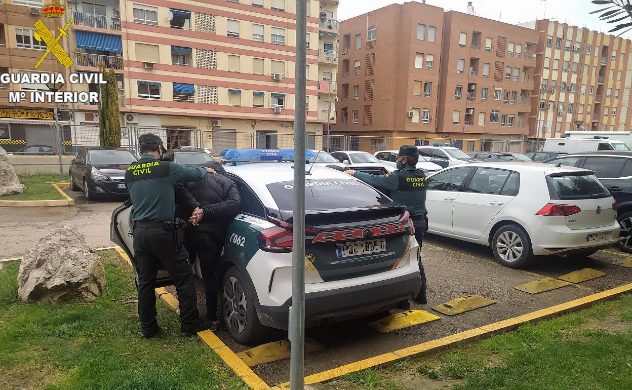 El individuo, un joven de 22 años de nacionalidad española, fue detenido en Casas Ibáñez, Albacete. 