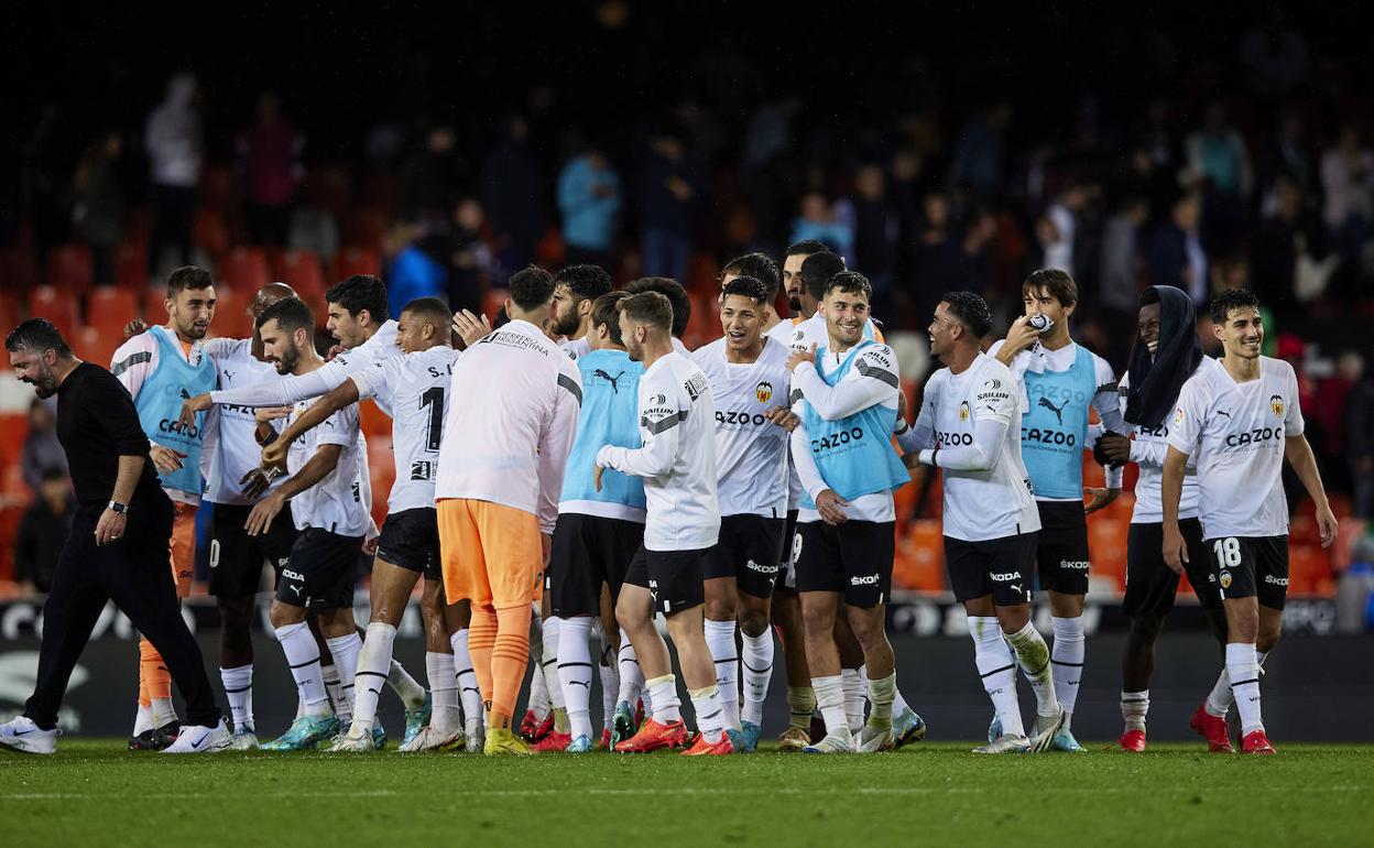 Los jugadores del Valencia, tras escuchar a su entrenador en Mestalla. 