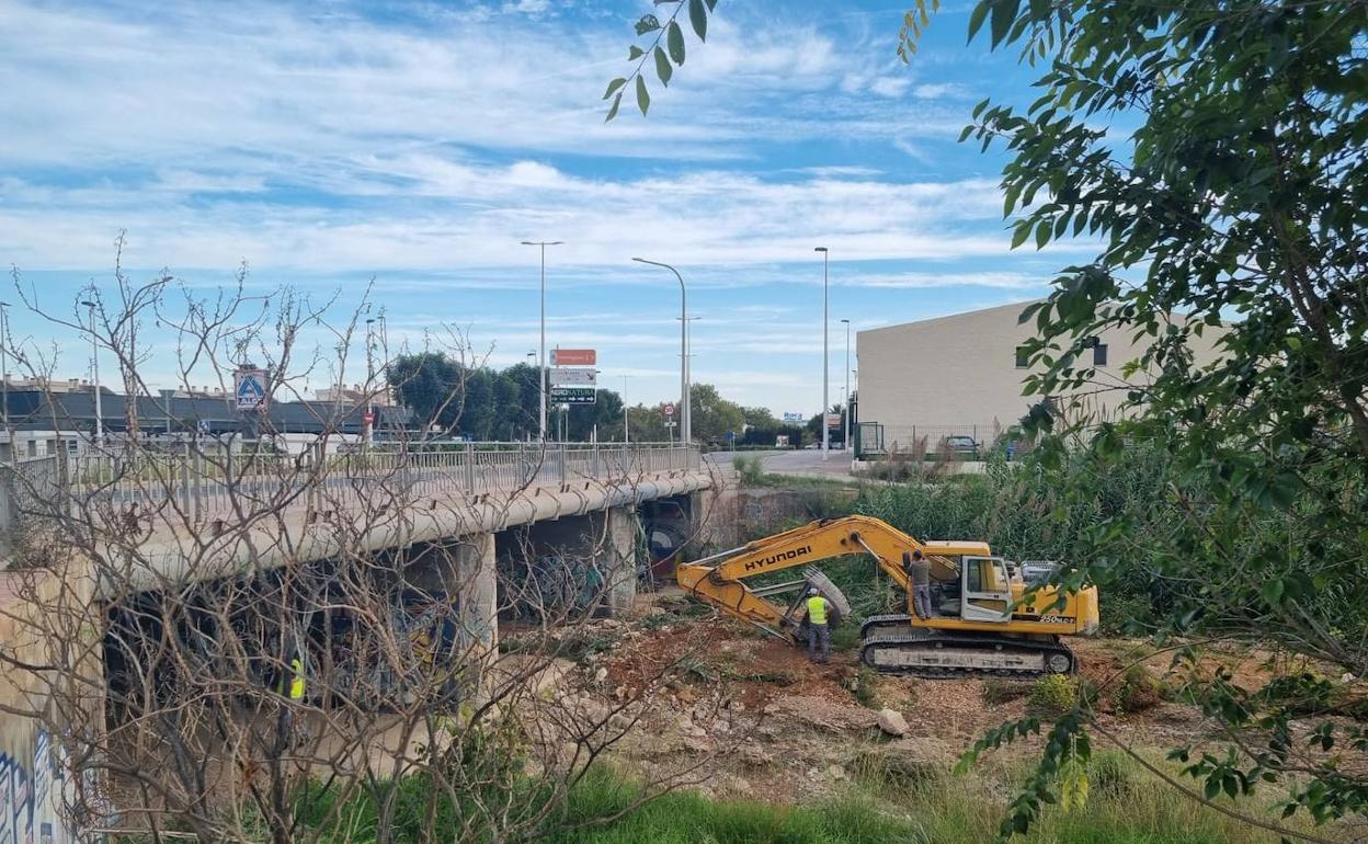 La maquinaria limpia de vegetación invasora el cauce del Gorgos a su paso por Xàbia.  