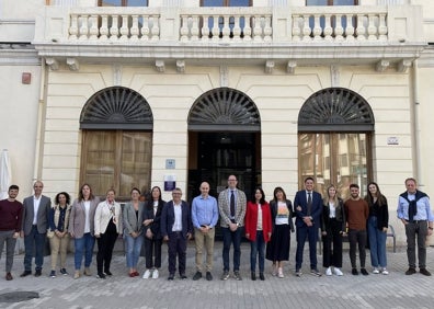 Imagen secundaria 1 - Visita a distintos puntos de Tavernes y foto de familia en la puerta del consistorio. 