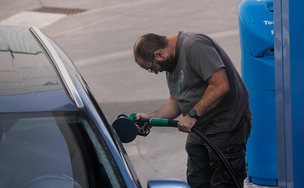 Repostaje en una gasolinera.