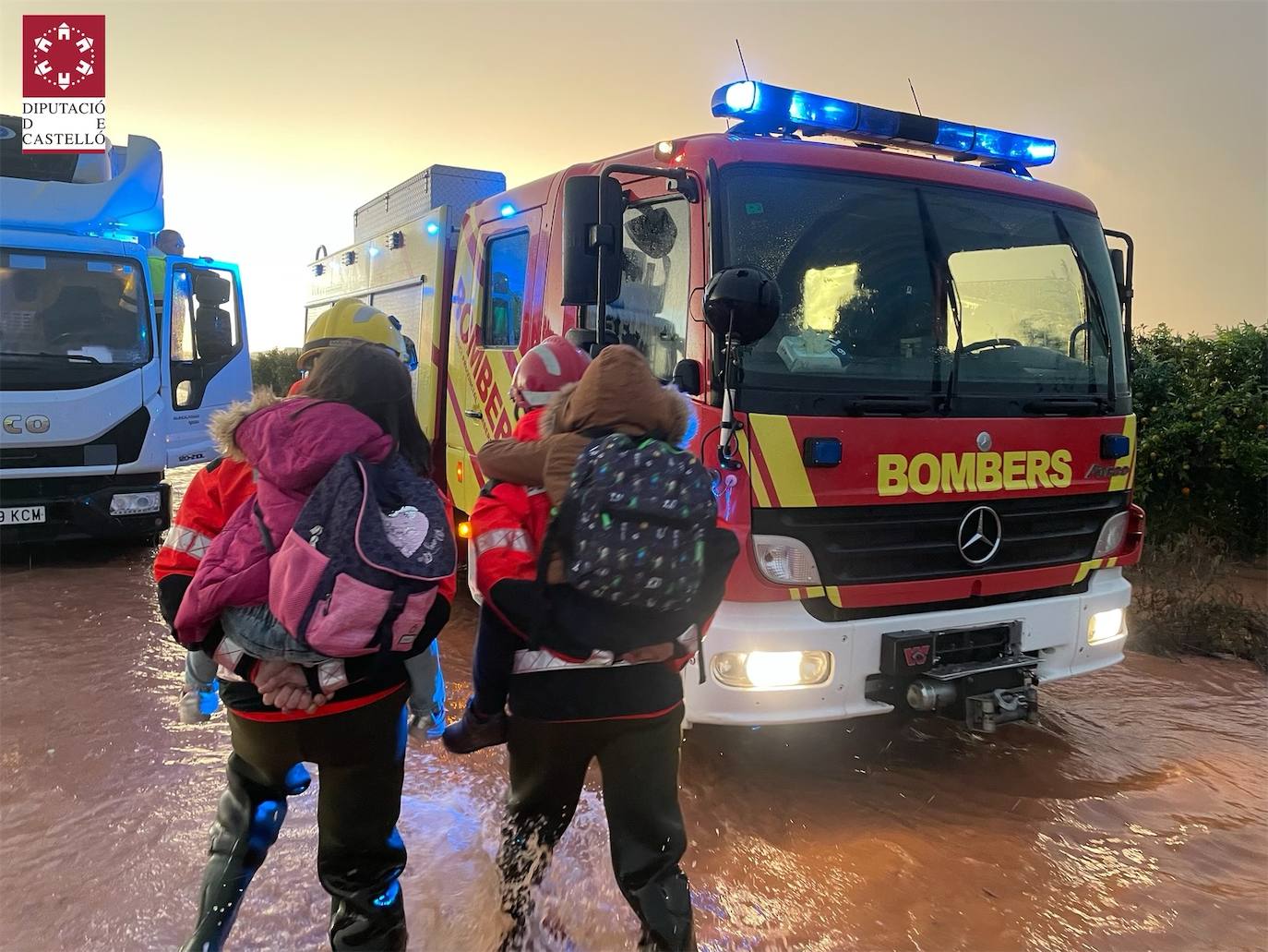 Los bomberos realizan achiques y rescates en carreteras, colegios y residencias de toda la provincia.