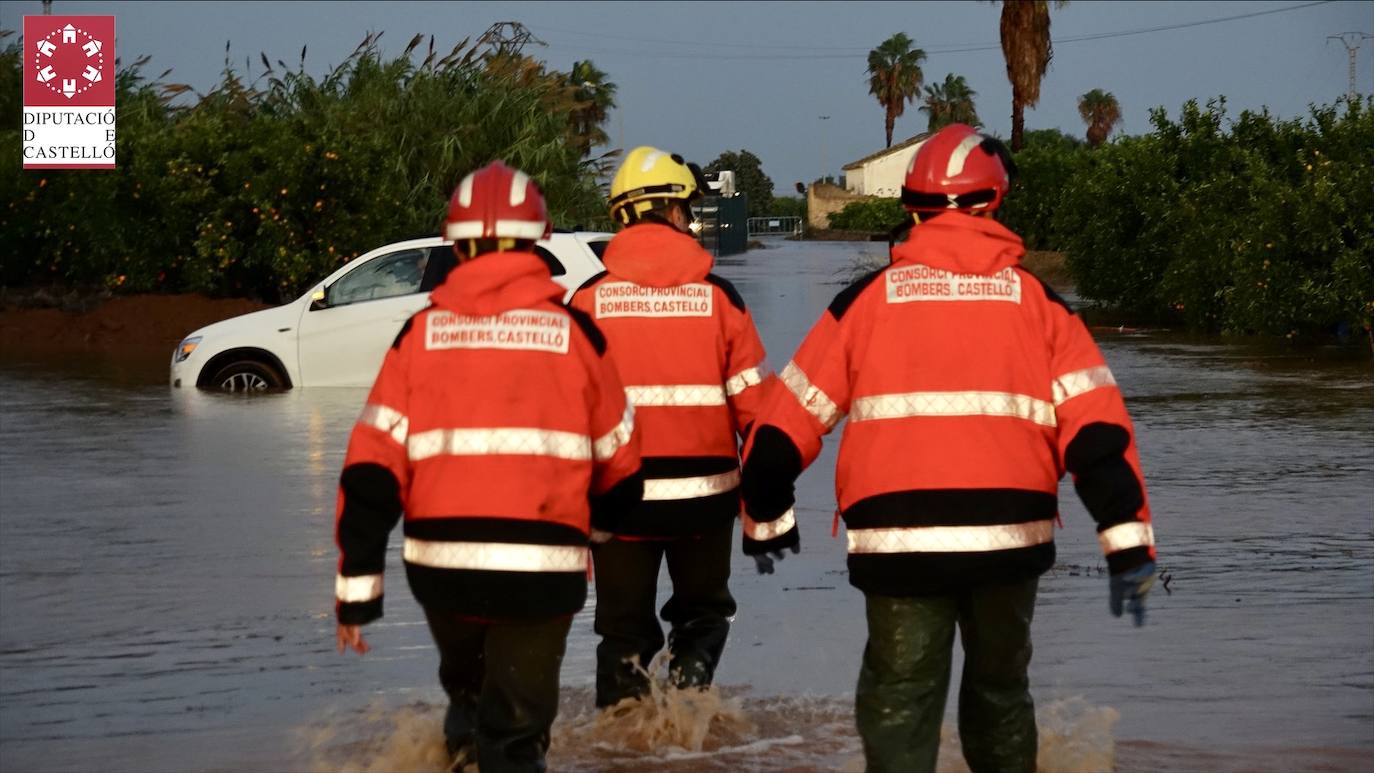 Los bomberos realizan achiques y rescates en carreteras, colegios y residencias de toda la provincia.