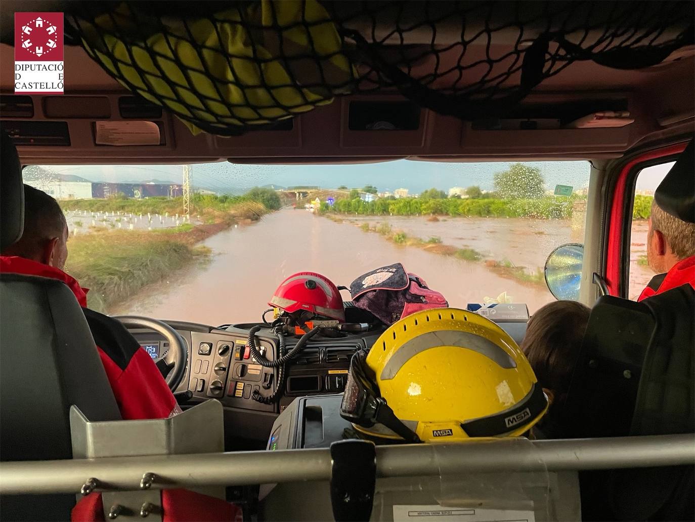 Los bomberos realizan achiques y rescates en carreteras, colegios y residencias de toda la provincia.