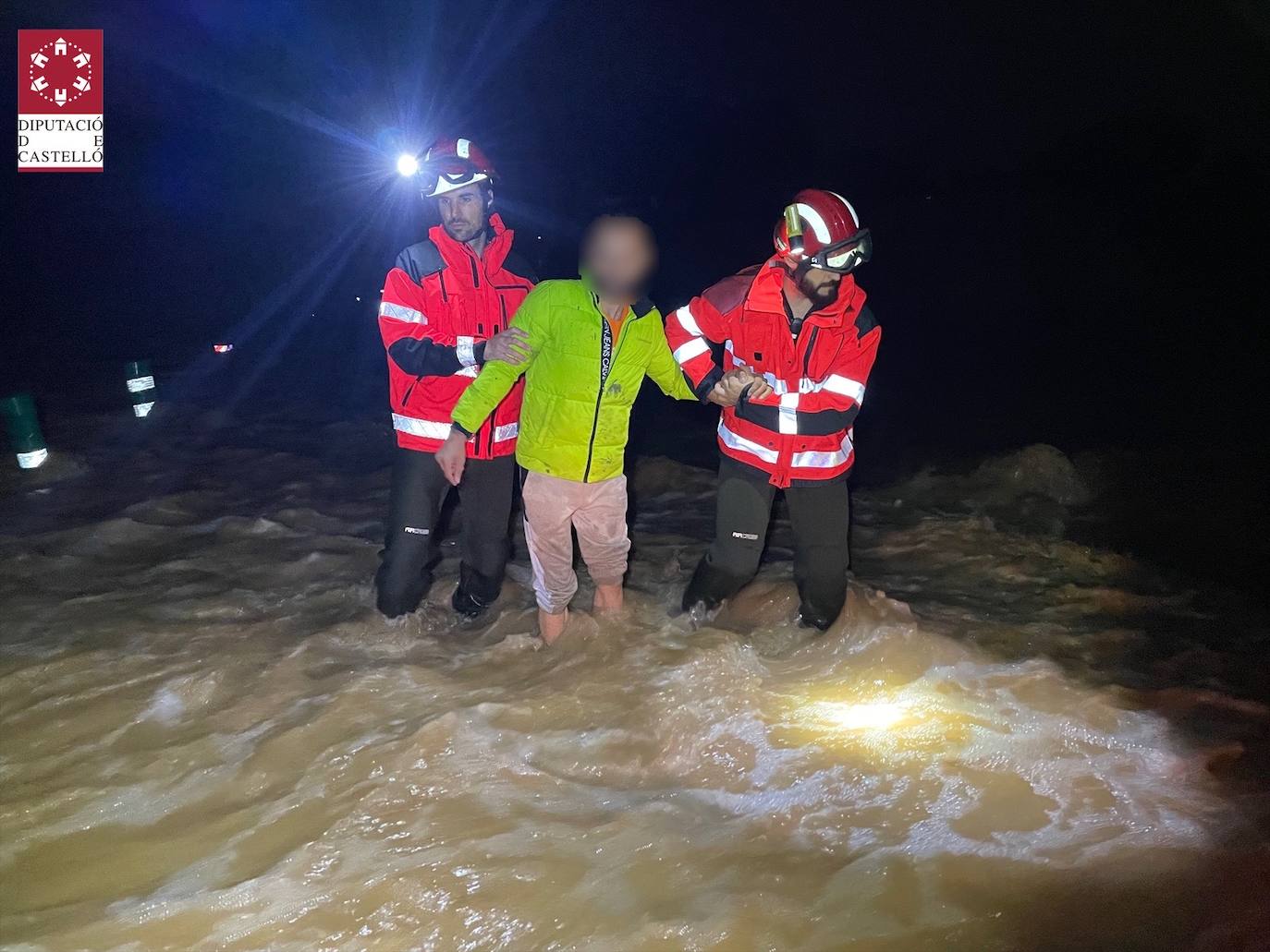 Los bomberos realizan achiques y rescates en carreteras, colegios y residencias de toda la provincia.