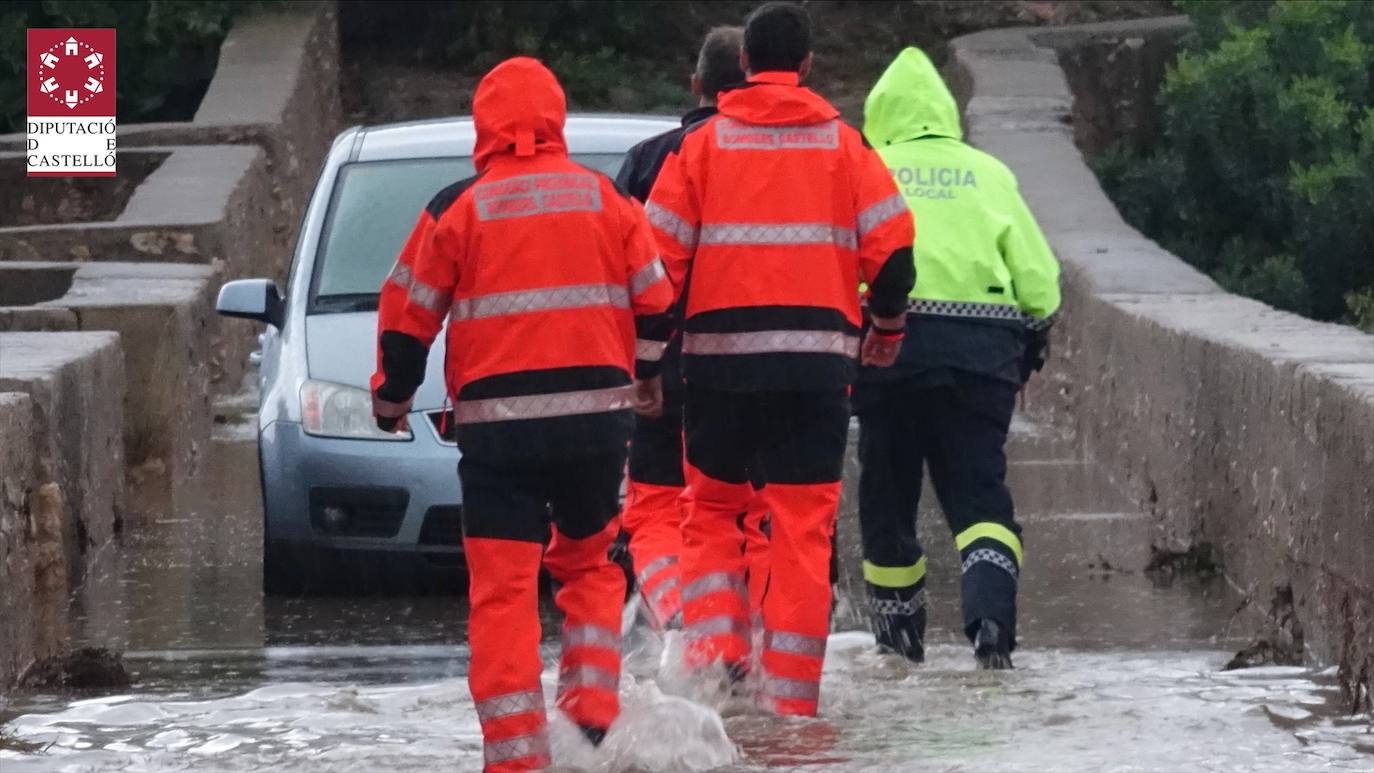 Los bomberos realizan achiques y rescates en carreteras, colegios y residencias de toda la provincia.