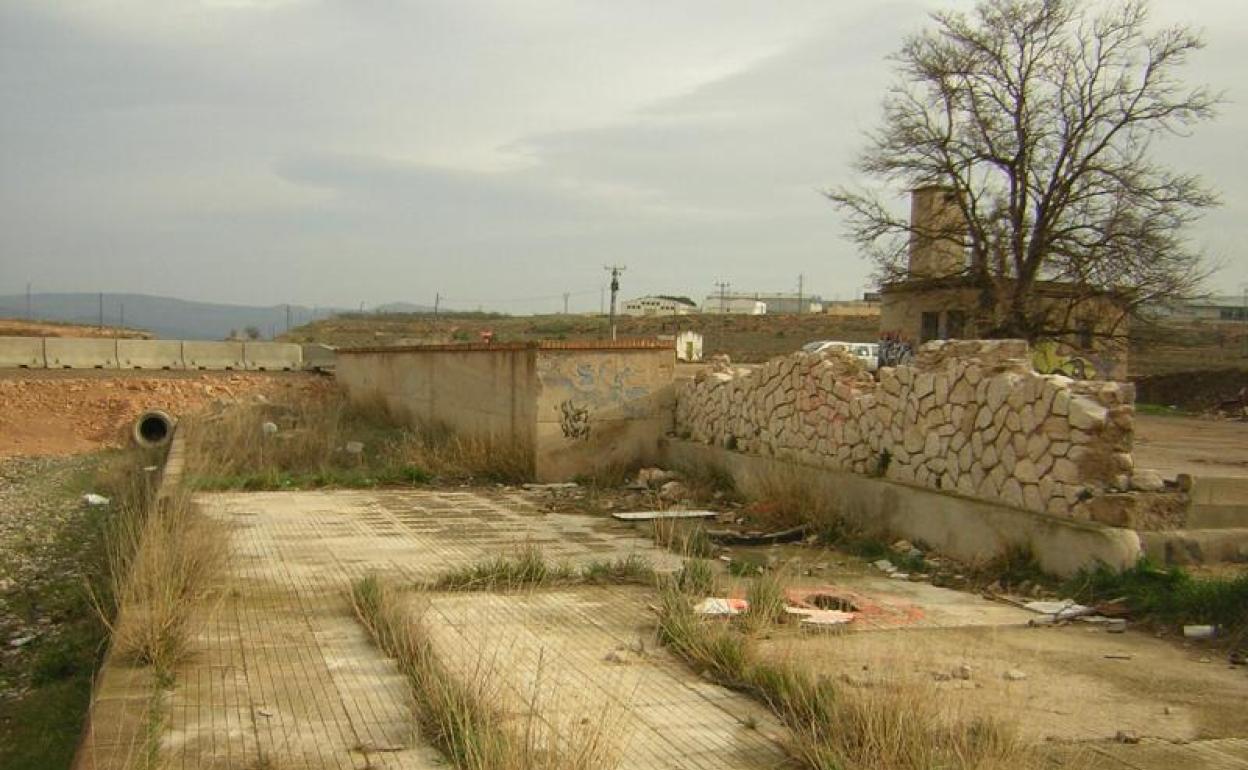 Restos de la antigua estación de tren de La Font de la Figuera. 