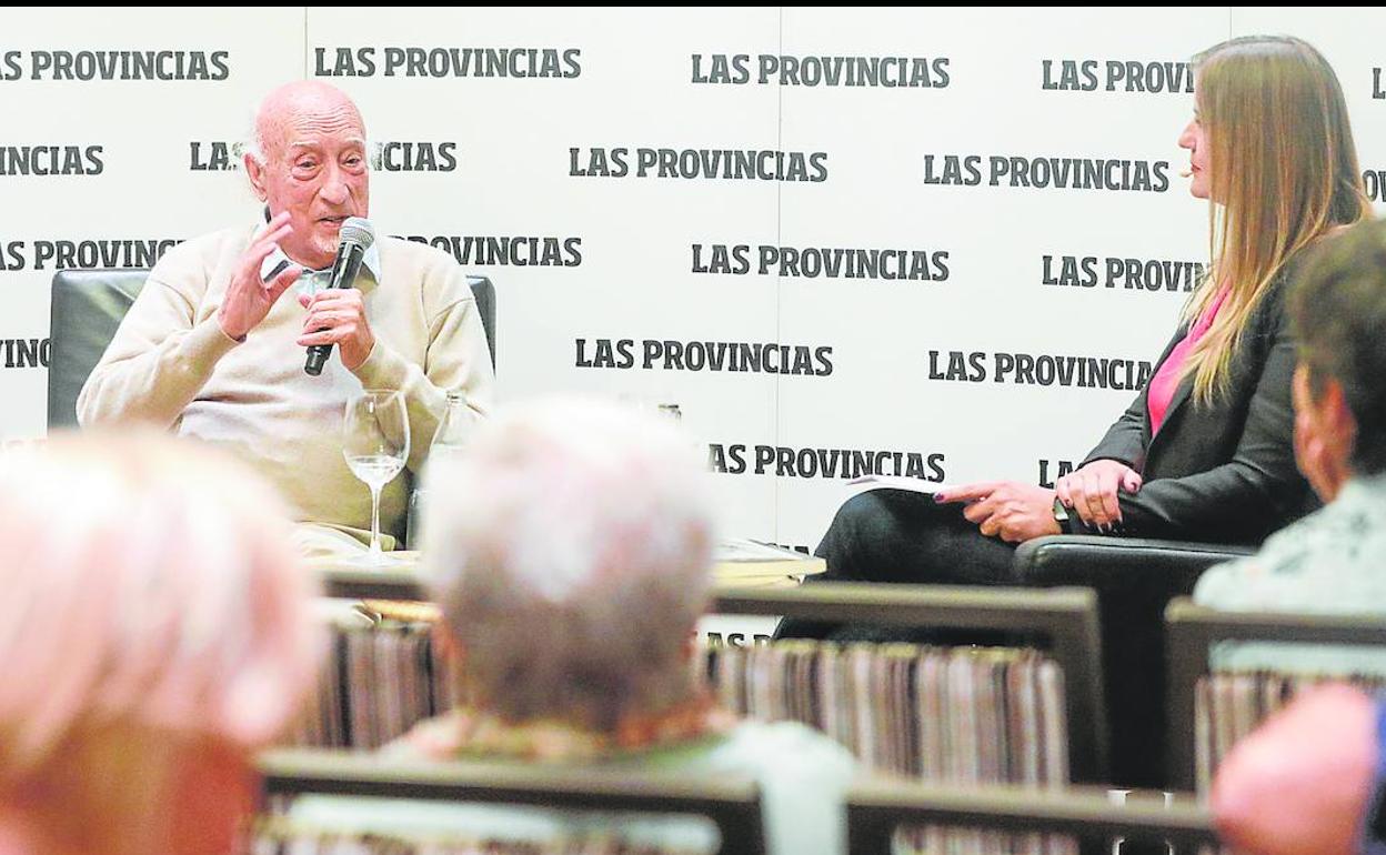 El novelista Manuel Vicent, junto a  carmen Velasco, jefa de Culturas de LAS PROVINCIAS. 