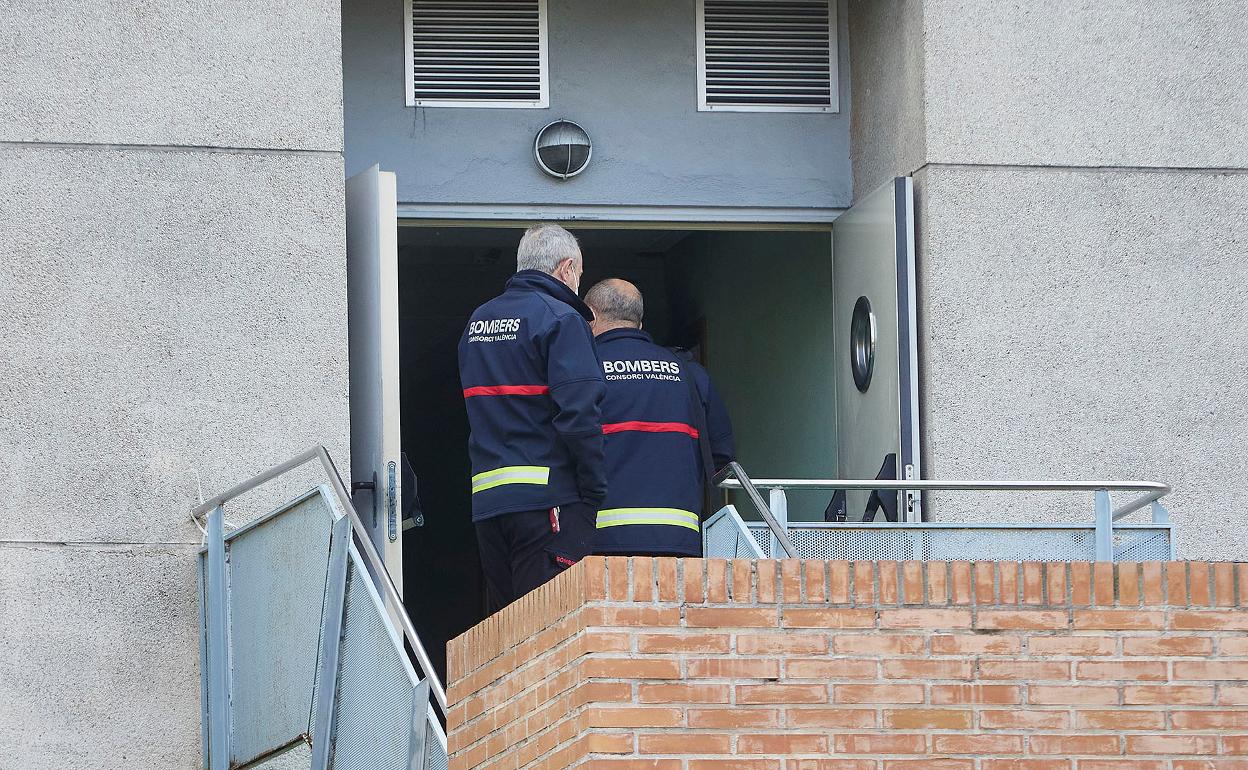 Bomberos inspeccionan un acceso a la residencia siniestrada. 