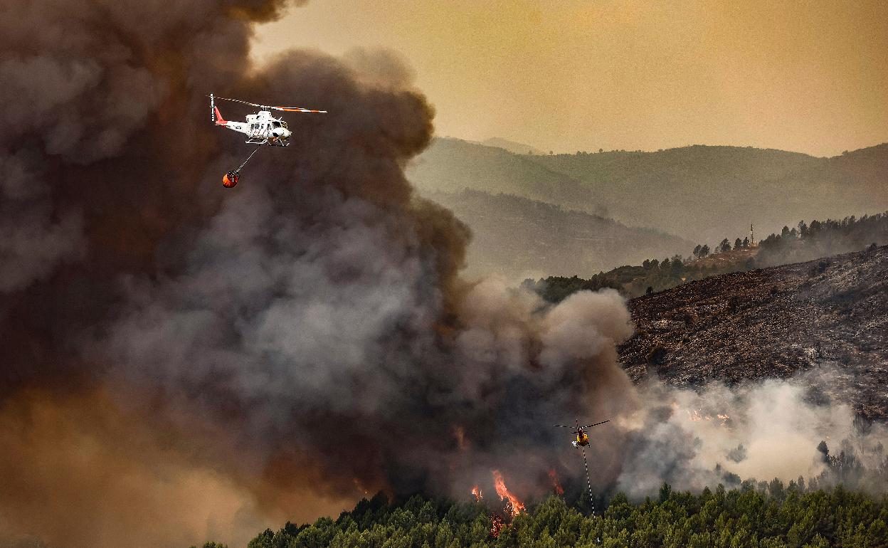 Un momento de la extinción del incendio de Bejís. 