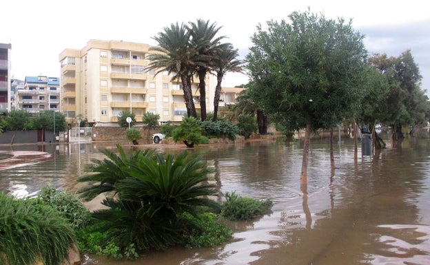 El agua cubre la acera en este punto de Dénia. 