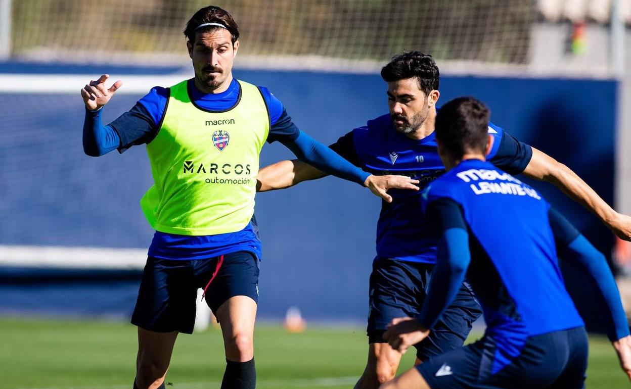 Campaña e Iborra luchan por el balón durante un entrenamiento. 