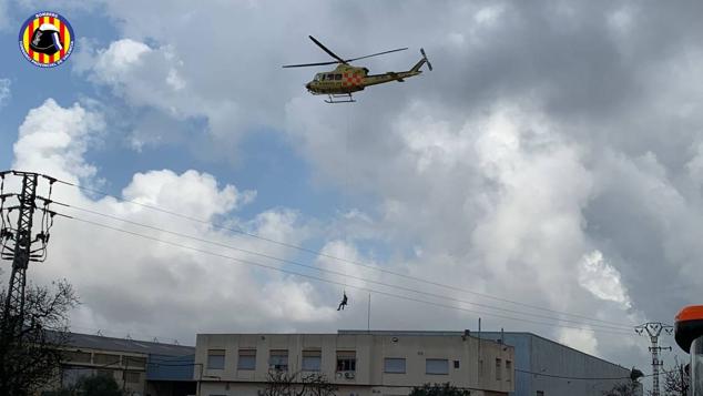 Rescate de un grupo de trabajadores atrapadas por las inundaciones en Quart de Poblet. 