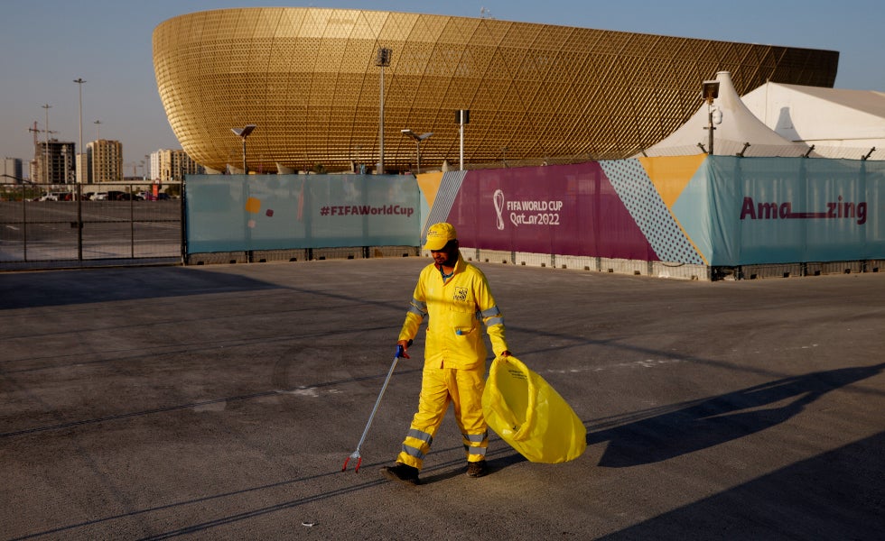 Un trabajador, a las afueras del estadio de Lusail.