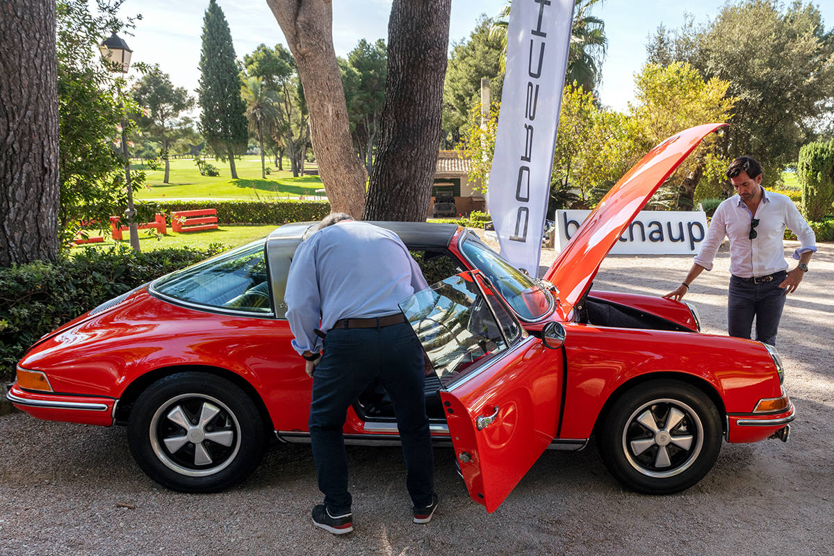 Durante toda la jornada, amigos y clientes se interesaron por los coches expuestos