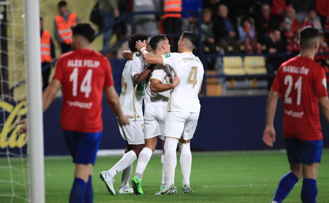 Los jugadores del Elche celebran el primer gol de la eliminatoria en Villarreal. 