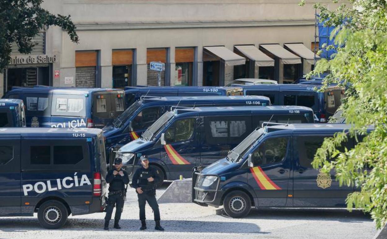 Furgones de la Policía Nacional. 