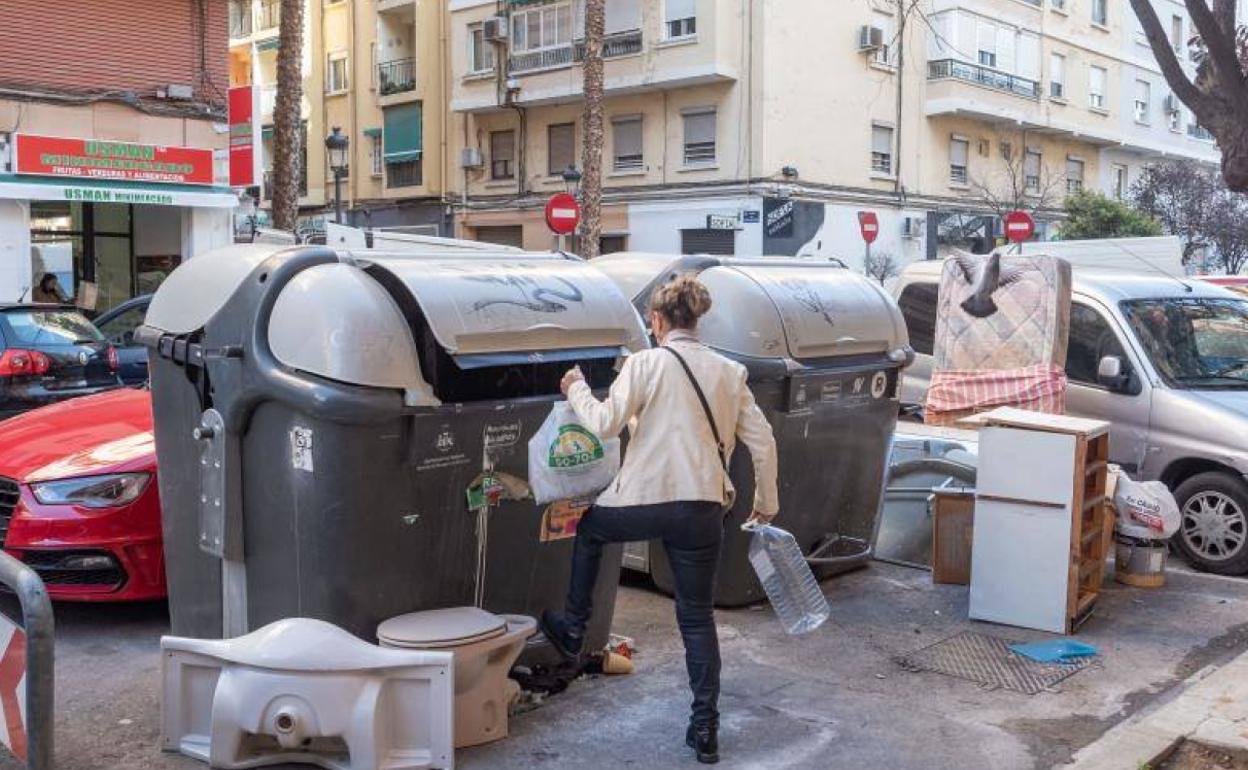 Una mujer depositando la basura, en imagen de archivo. 