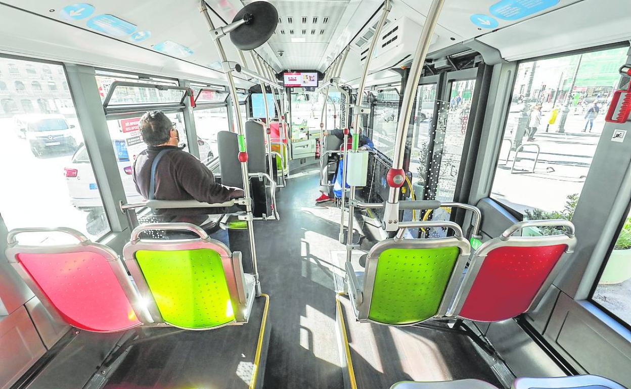 Interior de un autobús de la C-1 en una imagen reciente.