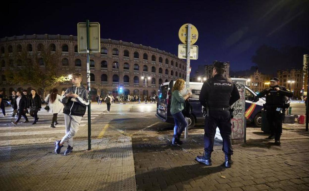 La policía vigila que no haya incidentes junto a la Plaza de Toros. 