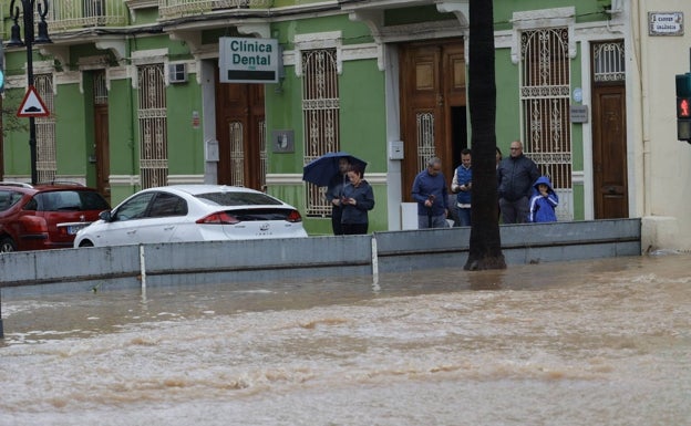 ¿Por qué ha llovido tanto en algunas localidades de Valencia?: el frenazo del viento y el calor del mar desatan una tormenta de récord