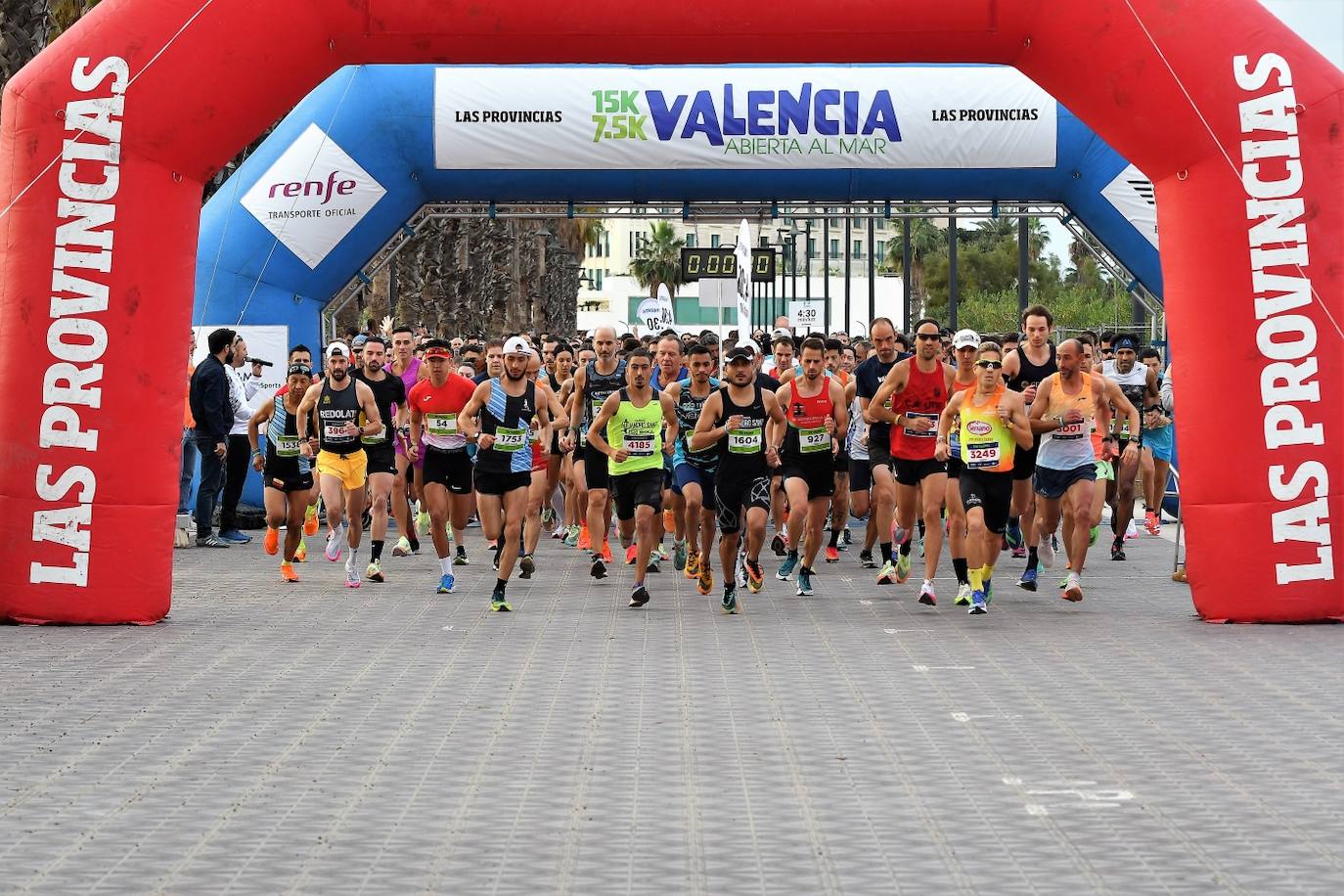 Fotos: Búscate en la llegada de la 15K y 7.5K Valencia Abierta al Mar 2022