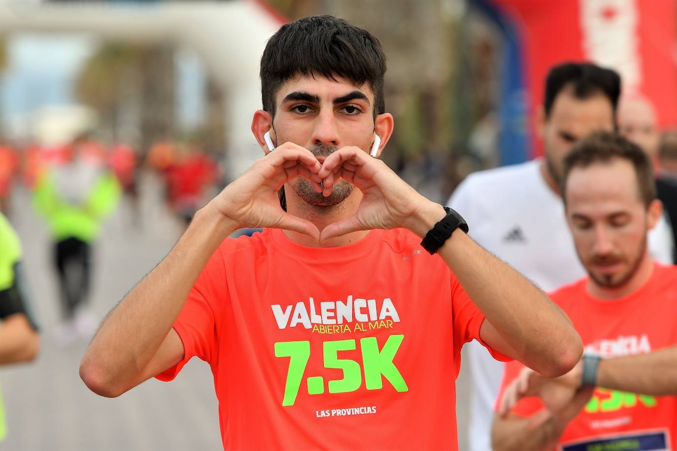 Fotos: Búscate en la llegada de la 15K y 7.5K Valencia Abierta al Mar 2022