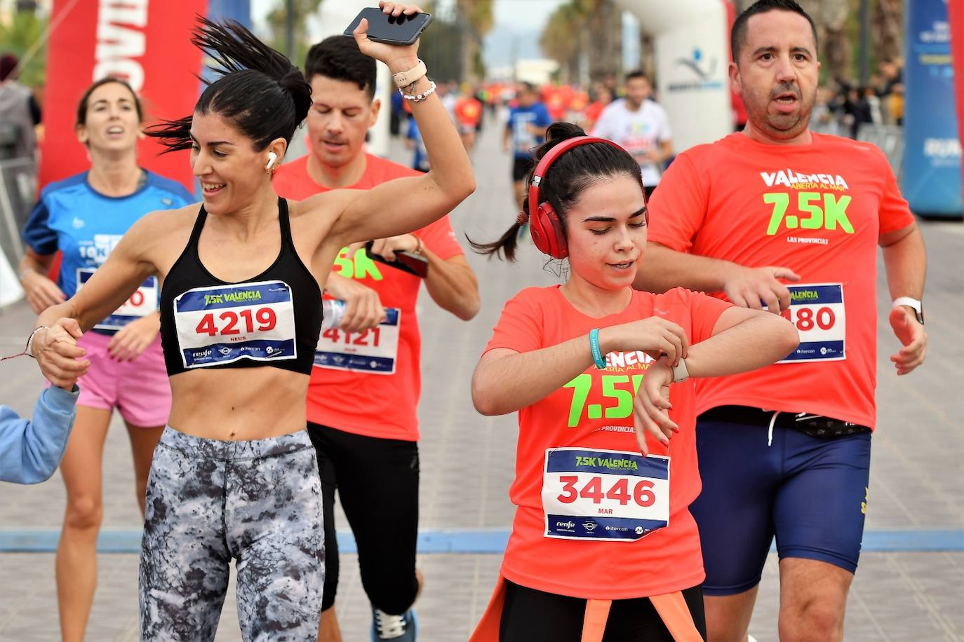 Fotos: Búscate en la llegada de la 15K y 7.5K Valencia Abierta al Mar 2022