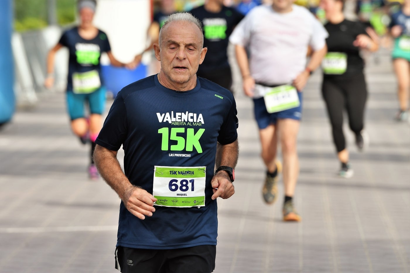 Fotos: Búscate en la llegada de la 15K y 7.5K Valencia Abierta al Mar 2022