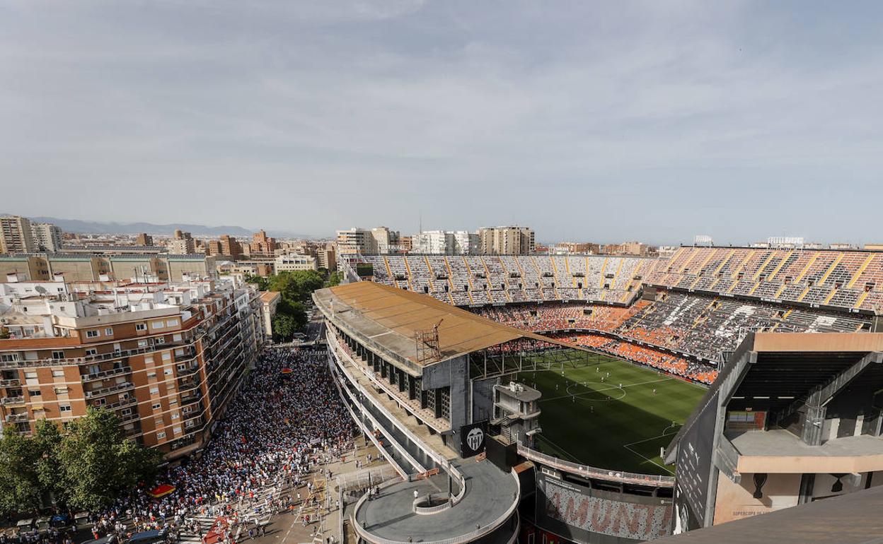 La afición del Valencia protesta en la calle la pasada temporada en el partido ante el Celta. 