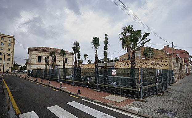 Imagen principal - Trabajos de rehabilitación en la Casa dels Bous y reloj solar de la fachada. 