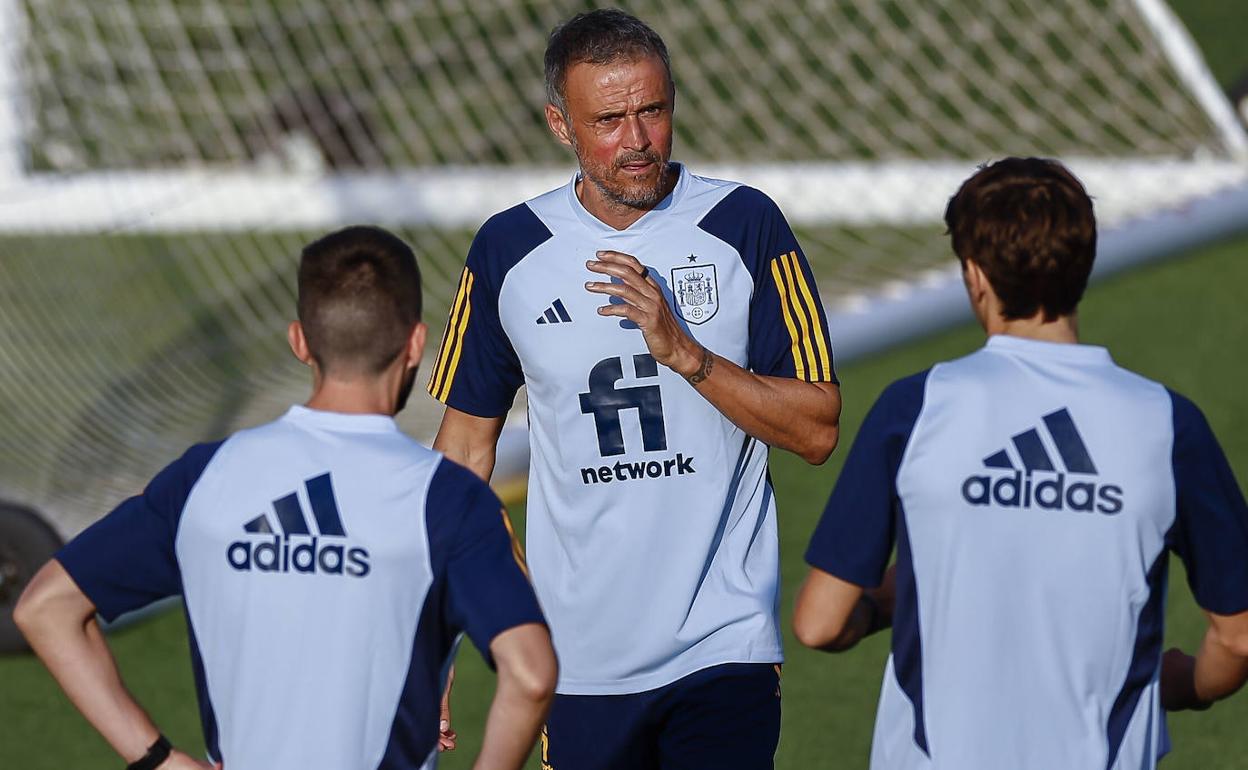 Luis Enrique habla con dos futbolistas de la selección durante un entrenamiento. 