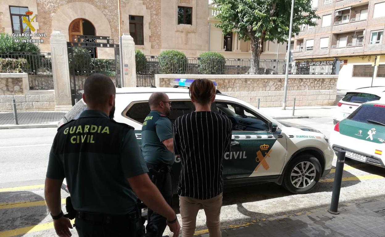 Uno de los detenidos por la Guardia Civil. 