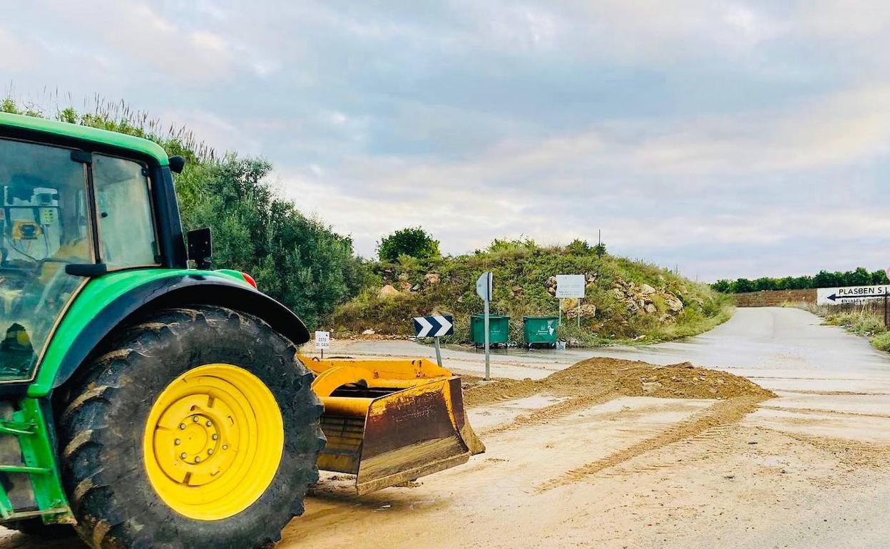 Limpieza de un camino afectado por las lluvias. 