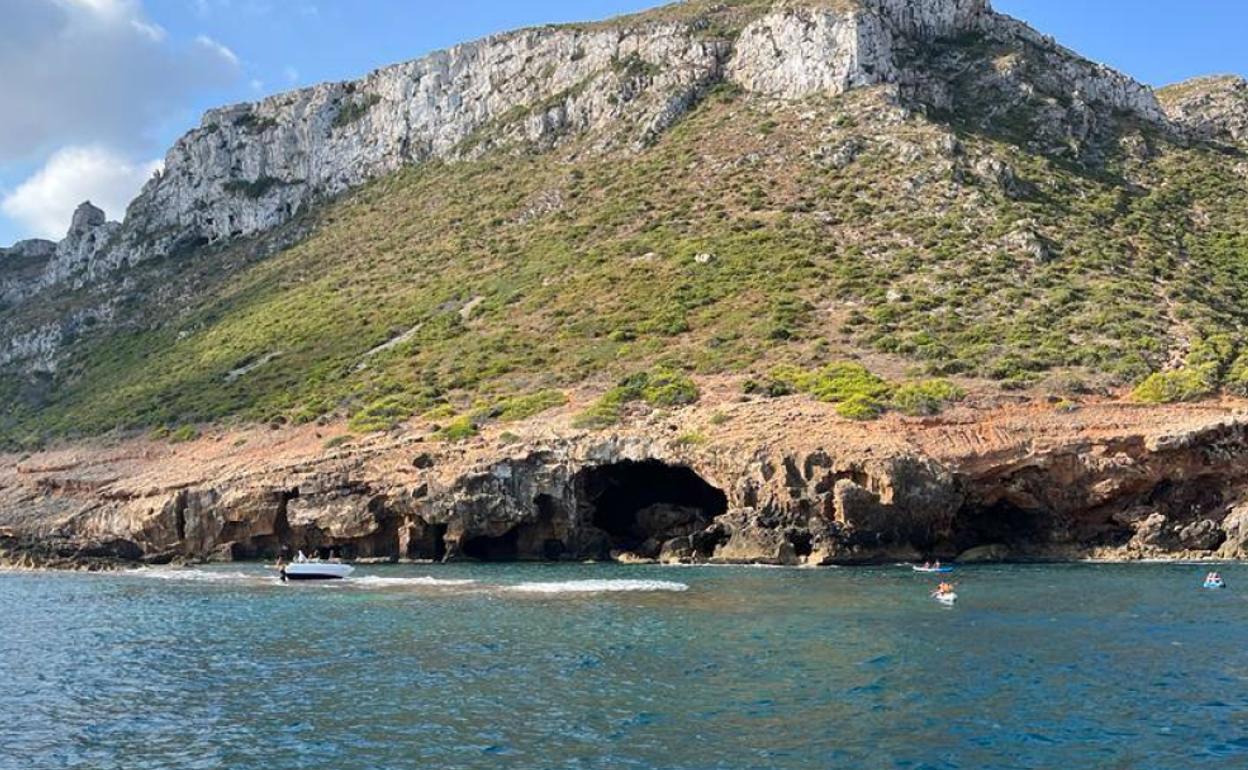 Embarcaciones frente a la Cova Tallada de Xàbia. 