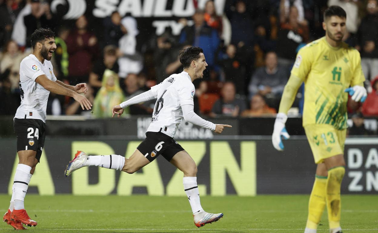 Un momento del partido del Valencia ante el Betis. 