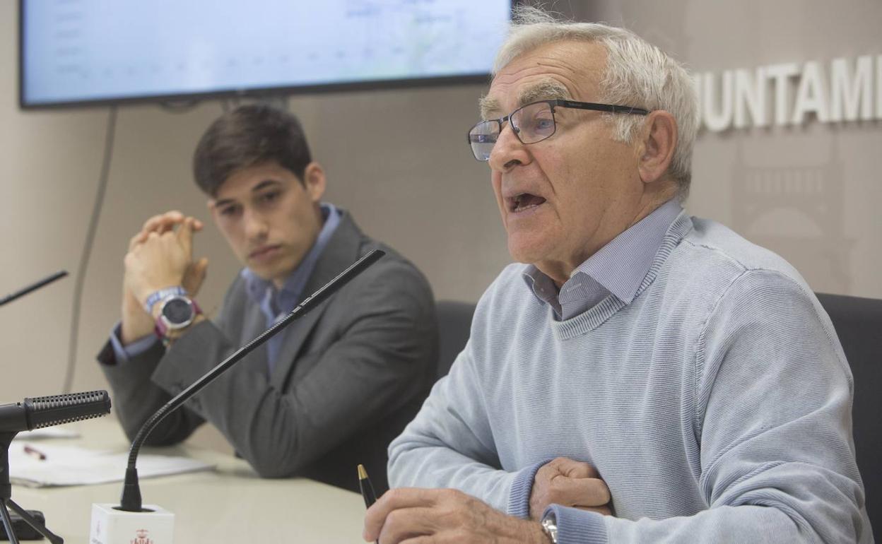 El alcalde Ribó, junto con el concejal Sanjuán, en la presentación de los presupuestos de 2023. 