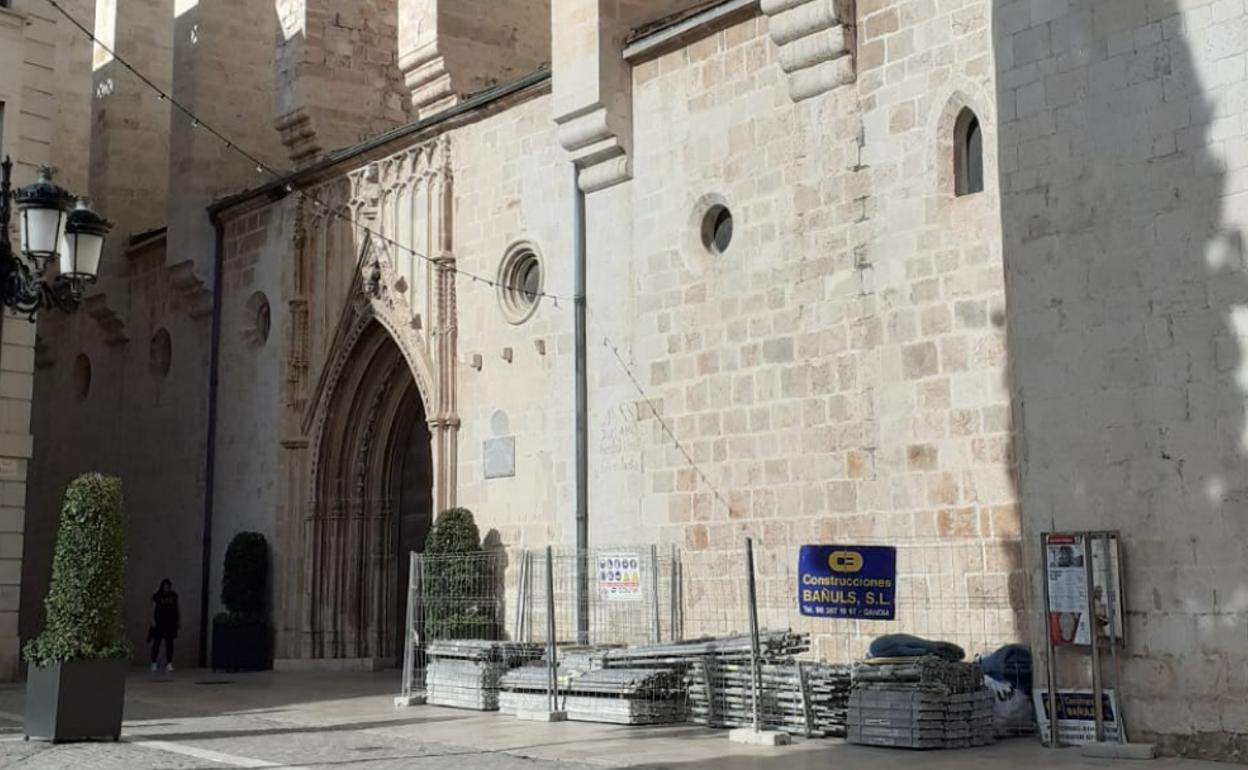 Preparativos para iniciar los trabajos de mejora de los contrafuertes de la Colegiata de Gandia. 