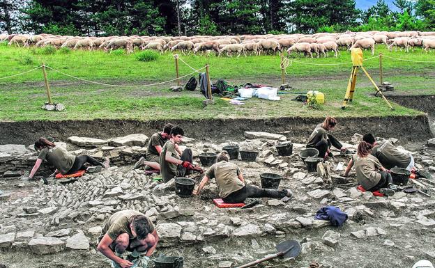 Arqueólogos trabajando en el poblado vascón de Irulegi, en Valle de Aranguren (Navarra). 