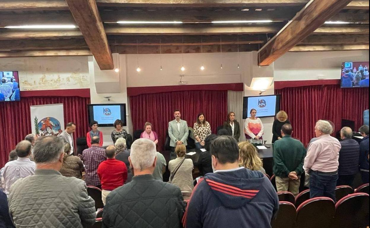 El pleno, durante un minuto de silencio por la muerte de Voro Carsí y Enrique Fernández. 