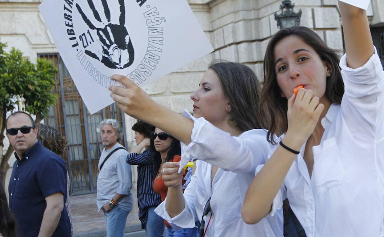 Asistentes a la manifestación de 2017 contra los recortes de conciertos de Bachillerato. 